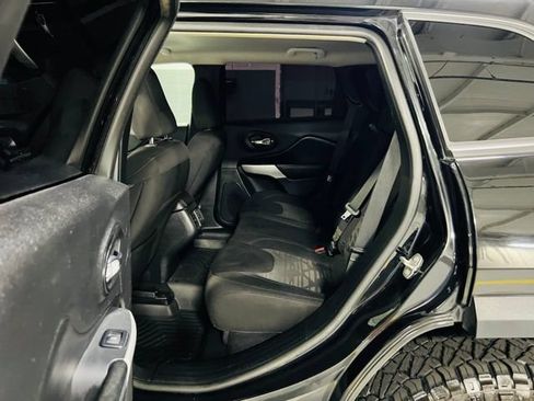 Used 2019 Jeep Cherokee Latitude AWD/4WD image 26