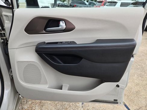 Used 2017 Chrysler Pacifica Touring Plus w/ Tire & Wheel Group FWD image 11