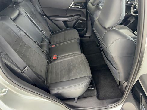 Used 2025 Mitsubishi Outlander SE FWD image 29