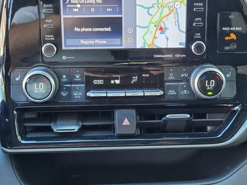 Used 2021 Toyota Highlander XLE AWD/4WD image 18