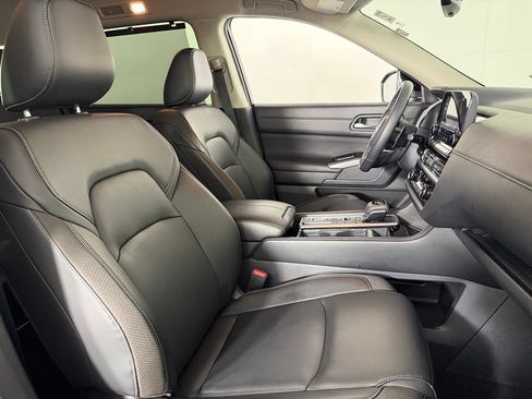 Used 2025 Nissan Pathfinder SL FWD image 36
