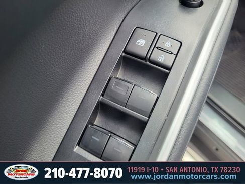 Used 2023 Toyota Highlander XLE FWD image 17