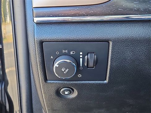 Used 2015 Jeep Grand Cherokee Limited w/ Luxury Group II image 19