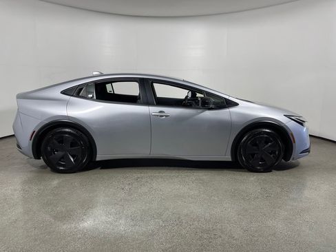 Used 2023 Toyota Prius LE image 2