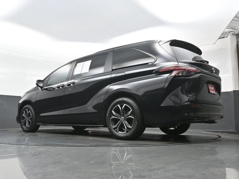 Used 2025 Toyota Sienna Platinum AWD/4WD image 33