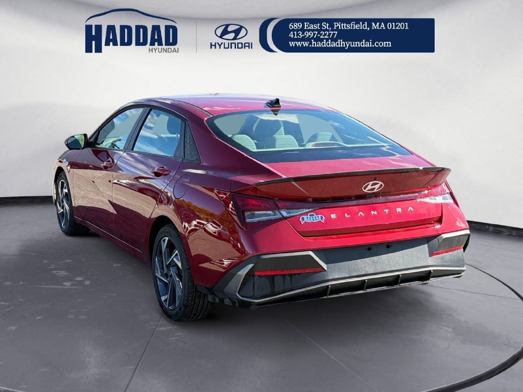 Used 2025 Hyundai Elantra Sport FWD image 3