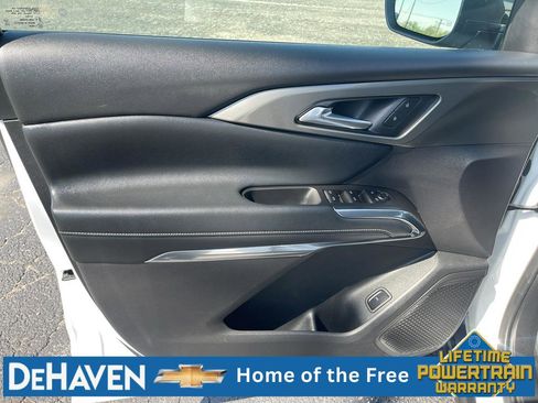 Used 2025 Chevrolet Traverse LT FWD image 32