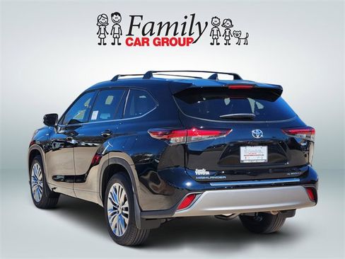 New 2026 Toyota Highlander Platinum image 3