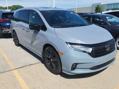 Used 2024 Honda Odyssey Sport image 3