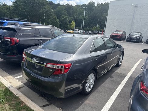 Used 2012 Toyota Camry XLE w/ Leather Pkg FWD image 6