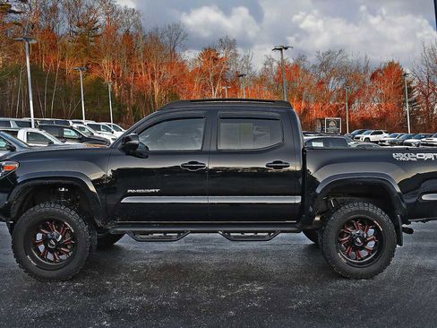 Used 2019 Toyota Tacoma TRD Sport image 4