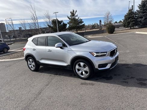 Used 2019 Volvo XC40 T5 Momentum image 1