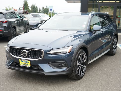 Used 2026 Volvo V60 B5 Cross Country Ultra AWD/4WD image 9