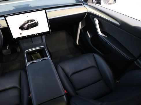 Used 2023 Tesla Model Y Long Range AWD/4WD image 29