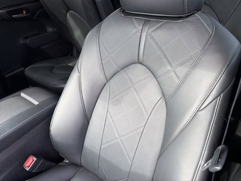 Used 2024 Toyota Highlander Platinum image 18