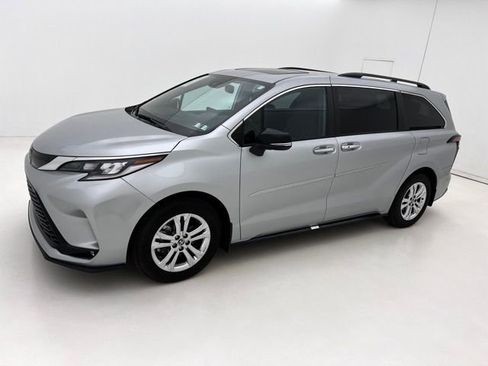 Used 2023 Toyota Sienna XSE image 5