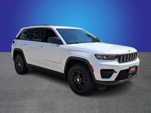 Used 2023 Jeep Grand Cherokee Laredo AWD/4WD image 3