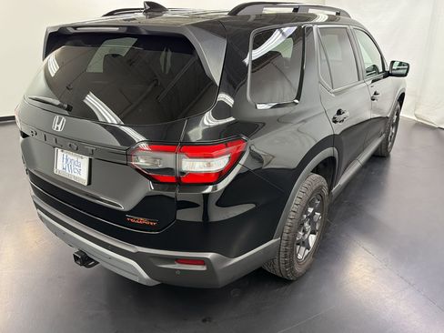 Certified 2025 Honda Pilot TrailSport image 9