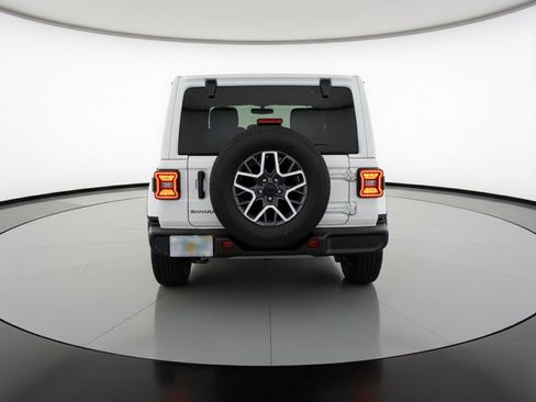 Used 2025 Jeep Wrangler Sahara image 7