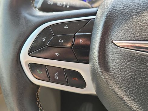 Used 2023 Chrysler Pacifica Touring-L FWD image 30
