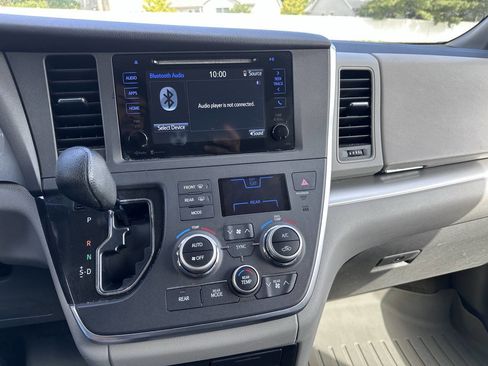 Used 2015 Toyota Sienna LE FWD image 21