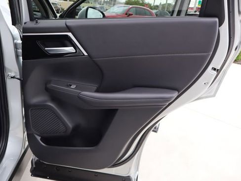 Used 2024 Mitsubishi Outlander SE image 29