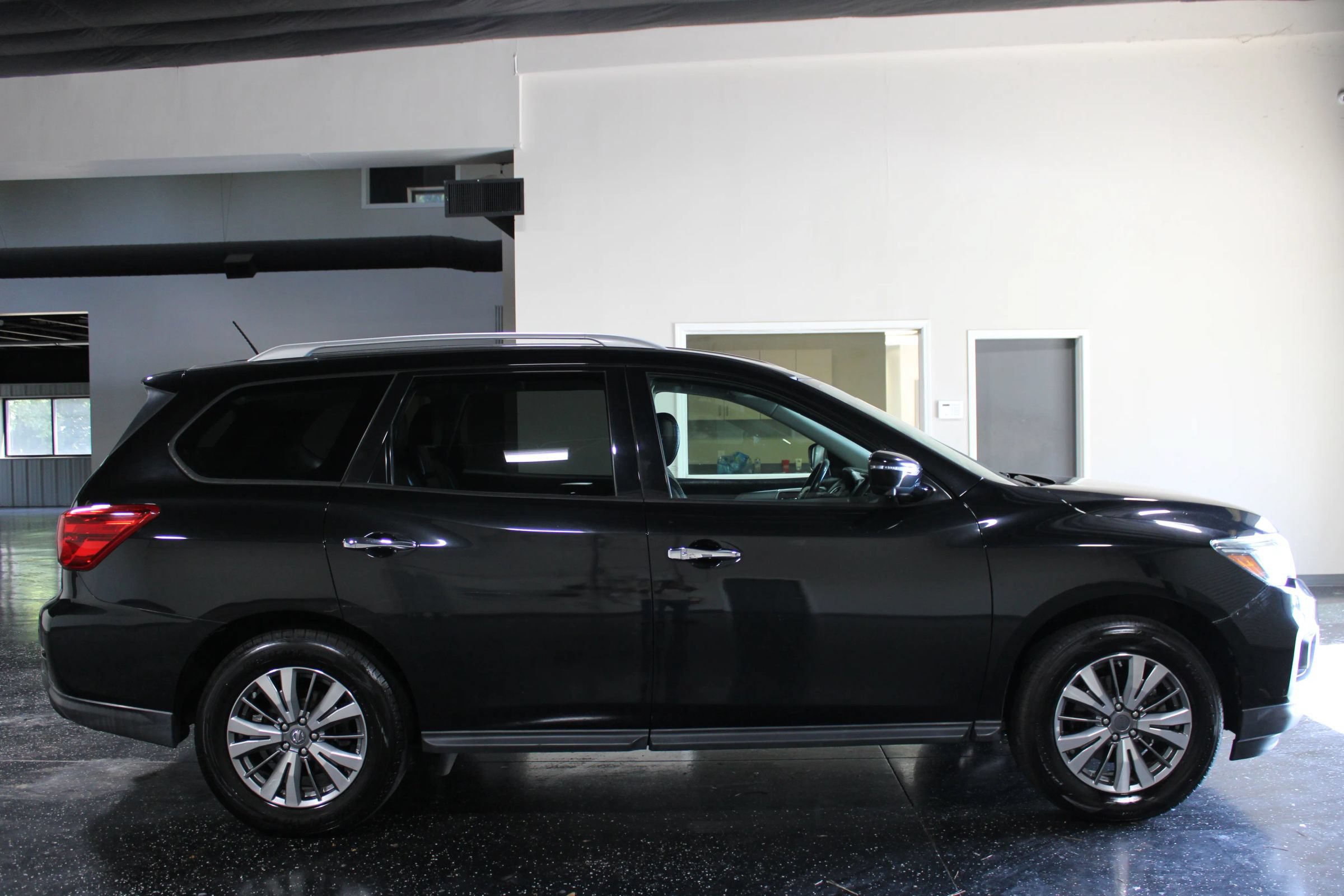 Used 2018 Nissan Pathfinder SL w/ Cargo Package FWD image 2