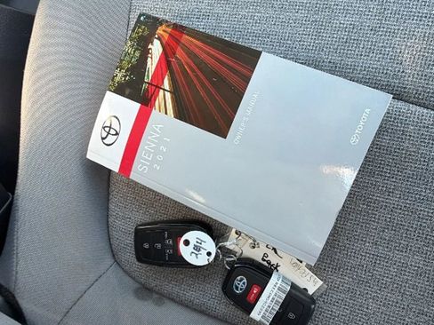 Used 2021 Toyota Sienna LE image 33