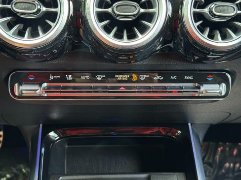 Used 2022 Mercedes-Benz GLB 250 w/ AMG Line image 31