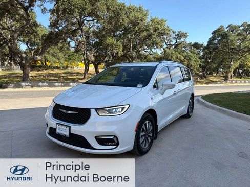 Used 2021 Chrysler Pacifica Touring-L FWD image 2