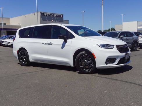 Used 2024 Chrysler Pacifica Limited FWD image 4