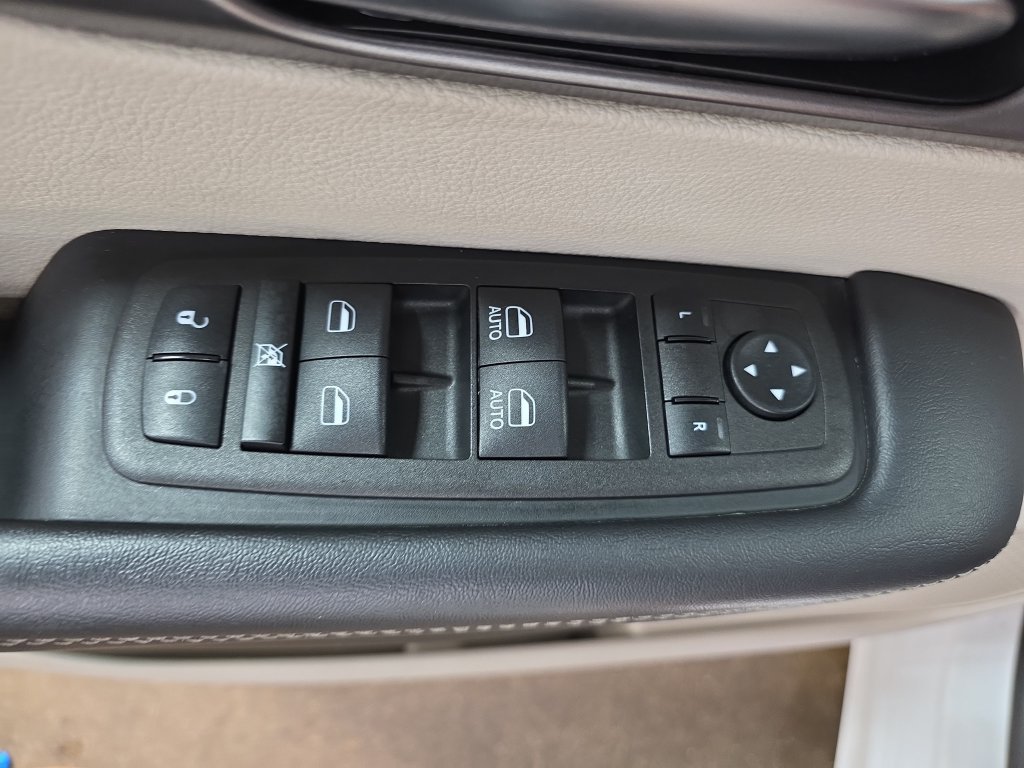 Used 2023 Chrysler Pacifica Touring-L FWD image 29