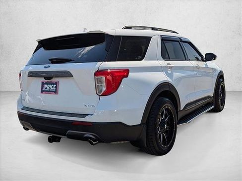 Used 2022 Ford Explorer XLT w/ Equipment Group 202A AWD/4WD image 5