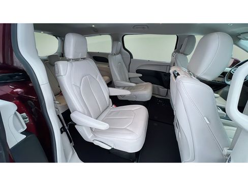 Used 2018 Chrysler Pacifica Touring-L Plus w/ Tire & Wheel Group image 31