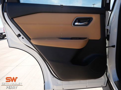 Used 2022 Nissan Rogue Platinum w/ Head-Up Display Package image 11