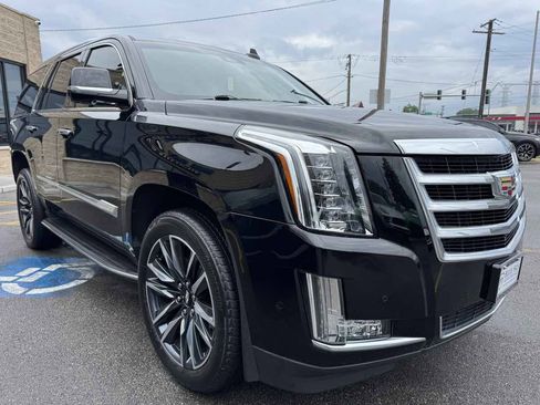 Used 2018 Cadillac Escalade Luxury AWD/4WD image 3