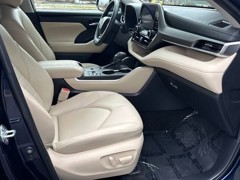 Certified 2024 Toyota Highlander XLE image 9