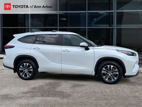Used 2023 Toyota Highlander XLE AWD/4WD image 13