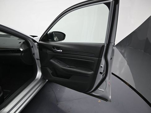 Used 2024 Nissan Altima 2.5 SV image 7
