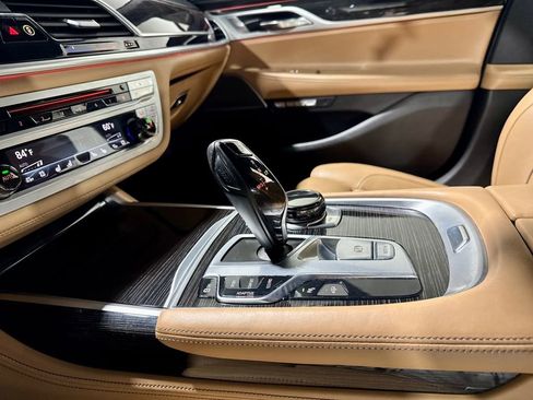 Used 2018 BMW 750i image 21