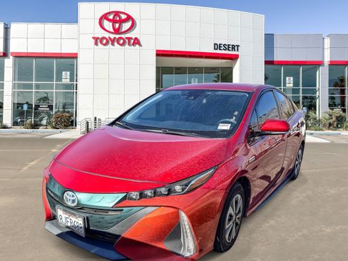 Used 2019 Toyota Prius Prime Plus w/ Preferred Accessory Package FWD image 2