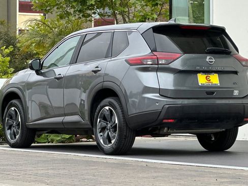 Used 2024 Nissan Rogue SV FWD image 5