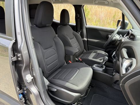 Used 2021 Jeep Renegade Latitude FWD image 13