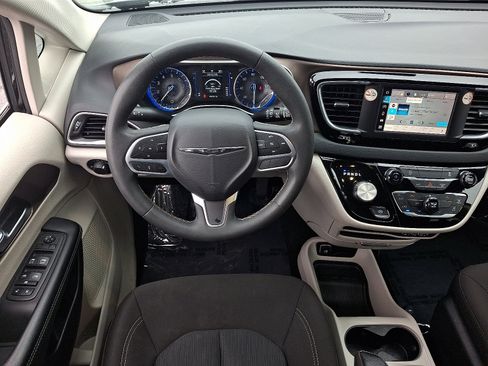 Used 2023 Chrysler Voyager LX image 11