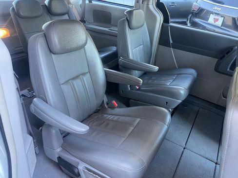 Used 2010 Dodge Grand Caravan SXT image 28