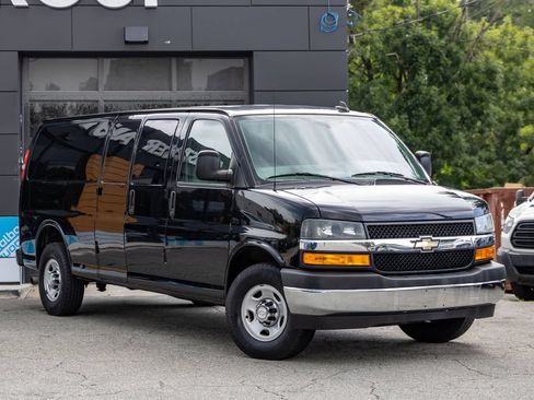 Used 2018 Chevrolet Express 3500 LT w/ LT Preferred Equipment Group RWD image 2