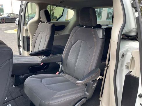 Used 2017 Chrysler Pacifica LX image 41
