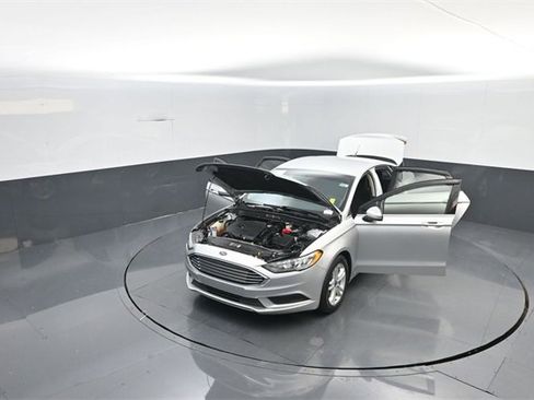 Used 2018 Ford Fusion SE w/ Fusion SE Technology Package image 35