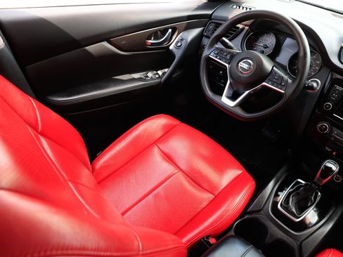 Used 2019 Nissan Rogue SV image 25