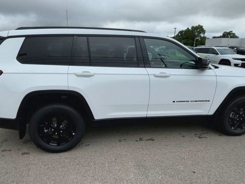 New 2025 Jeep Grand Cherokee L Altitude image 9